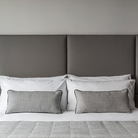 Aparthotel Oakwood Premier Melbourne Exteriér fotografie A bed with a headboard