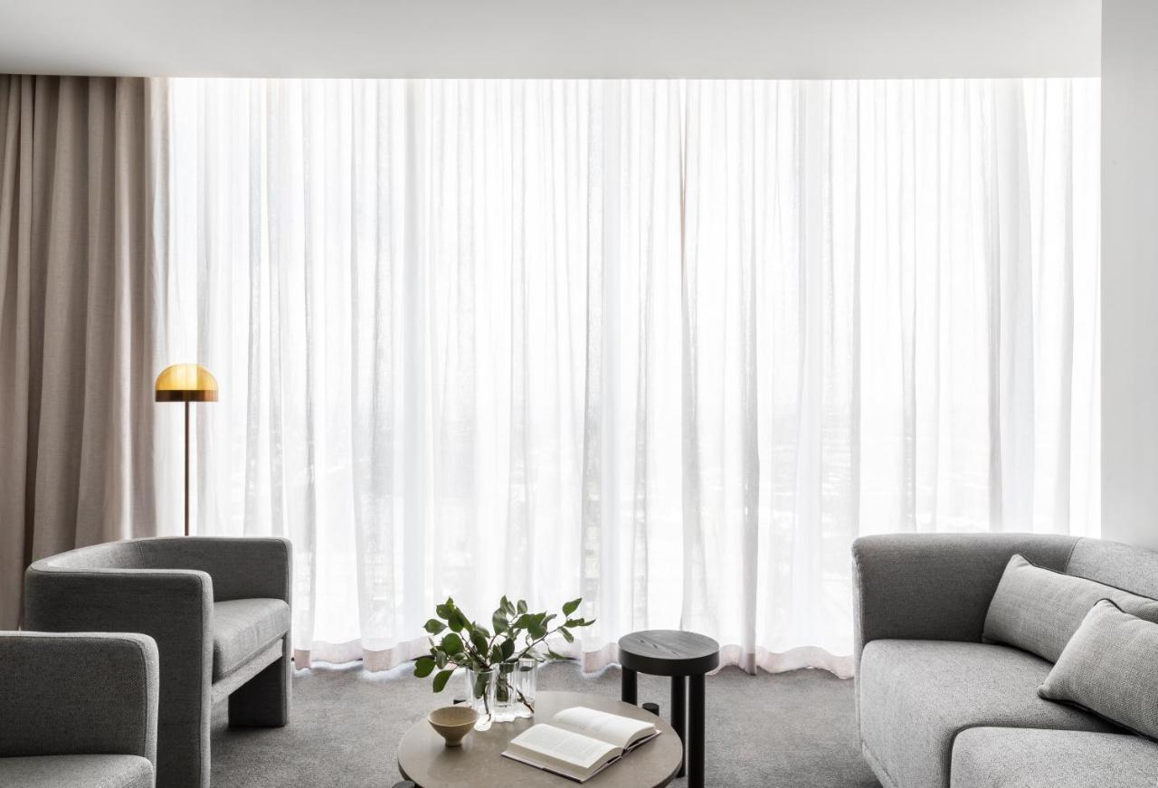 Aparthotel Oakwood Premier Melbourne Exteriér fotografie A living room with sheer curtains