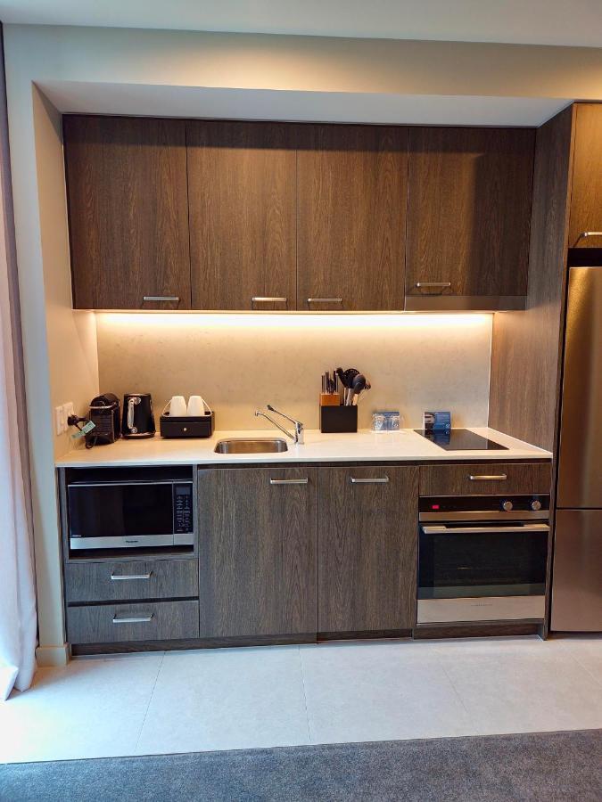 Aparthotel Oakwood Premier Melbourne Exteriér fotografie Kitchenette in a hotel room