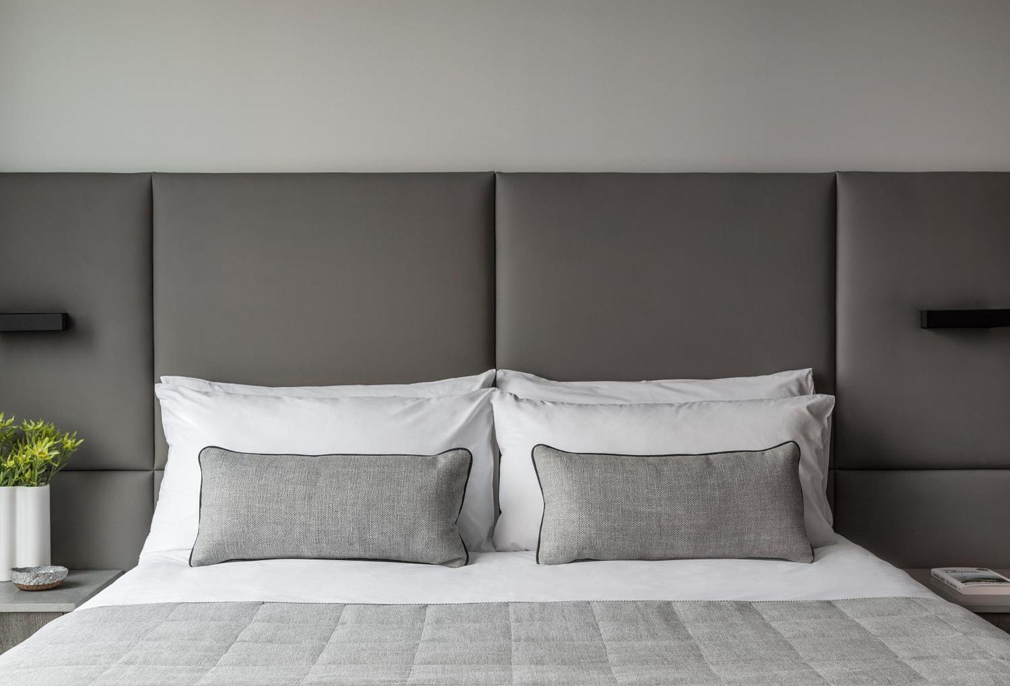 Aparthotel Oakwood Premier Melbourne Exteriér fotografie A bed with a headboard
